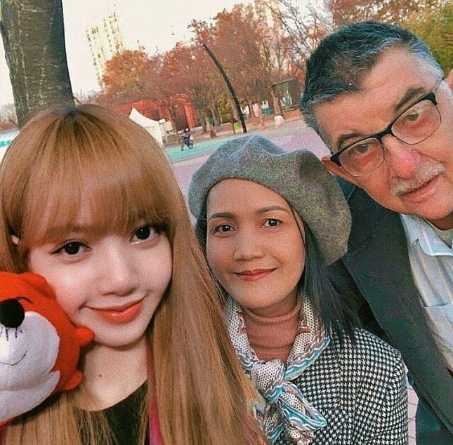 Trước khi trở thành Lalisa, em út BLACKPINK từng có tên khai sinh lạ lùng hơn nhiều ảnh 2