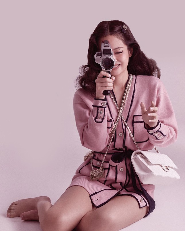 Ngọc Trinh chơi lớn sắm hẳn hai vòng cổ Chanel khiến dân mạng liên tưởng tới Jennie ảnh 4
