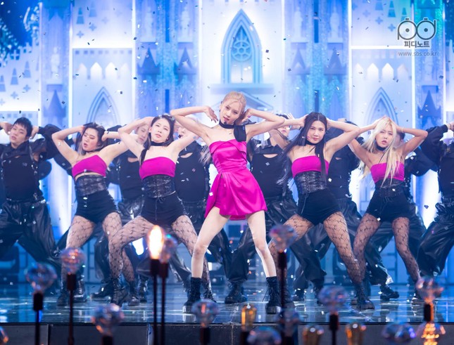 Rosé vuốt tóc nhiều cỡ nào mà “On The Ground” bị bảo là “vũ đạo quảng cáo dầu gội”? ảnh 4