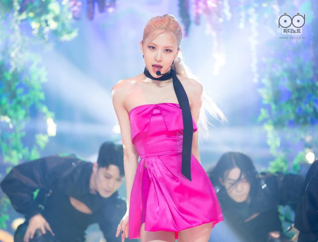 Hết Lisa tới Rosé lộ dấu hiệu mệt mỏi khi kết màn: Chuông báo động sức khỏe của BLACKPINK? ảnh 1