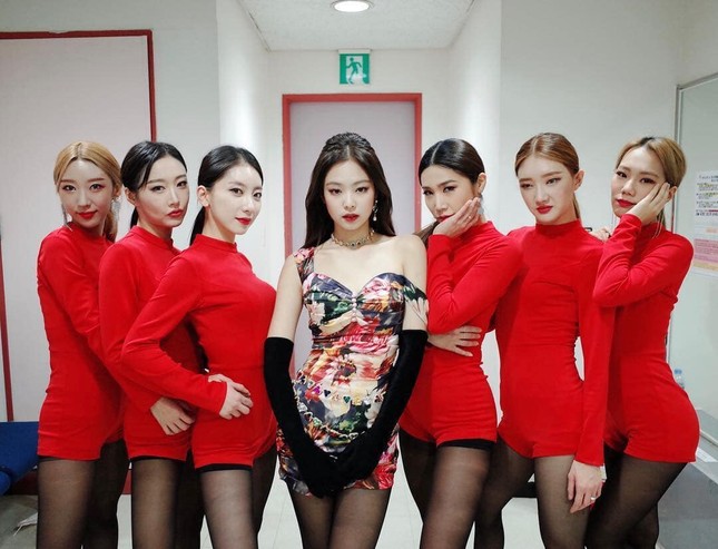Hiếm hoi lắm stylist BLACKPINK mới chọn nhầm đồ diễn, lại đúng màn solo của Rosé ảnh 5