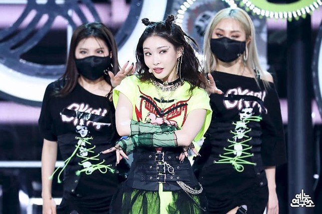 Hiếm hoi lắm stylist BLACKPINK mới chọn nhầm đồ diễn, lại đúng màn solo của Rosé ảnh 7