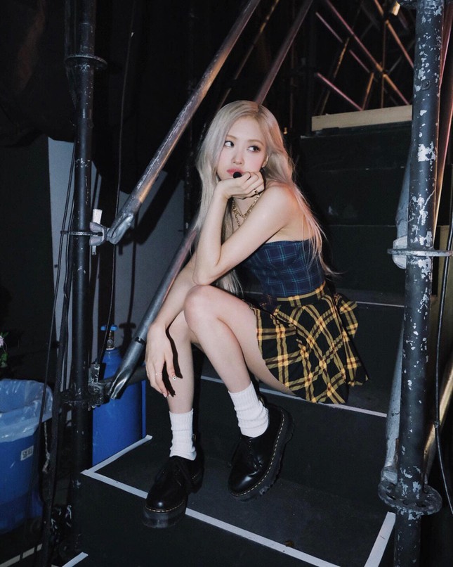 Hiếm hoi lắm stylist BLACKPINK mới chọn nhầm đồ diễn, lại đúng màn solo của Rosé ảnh 2