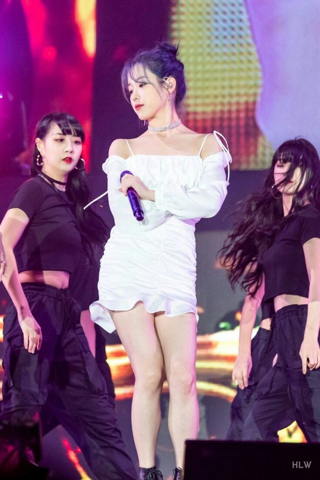 Hiếm hoi lắm stylist BLACKPINK mới chọn nhầm đồ diễn, lại đúng màn solo của Rosé ảnh 9