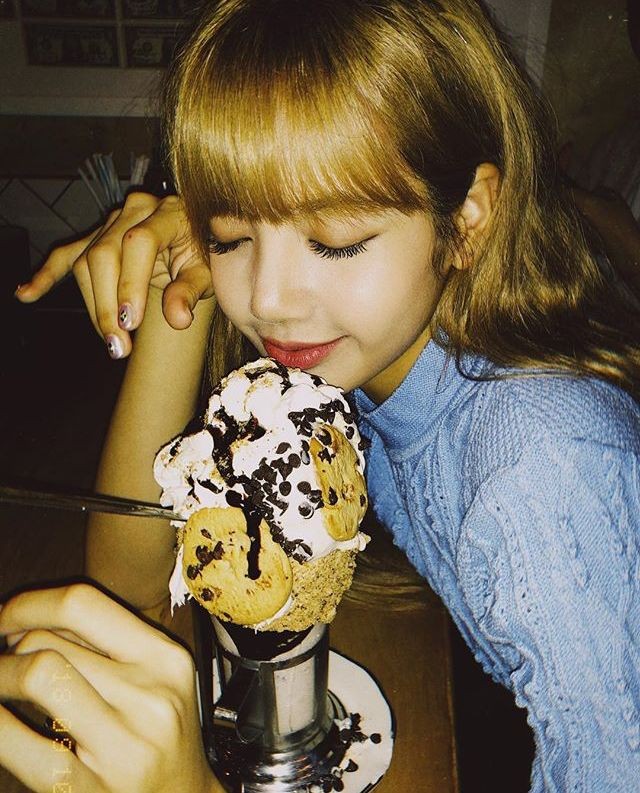 Hỏi nhanh đáp gọn với Lisa: Thứ gì quan trọng hơn cả tóc mái trị giá 200 tỷ đồng? ảnh 3