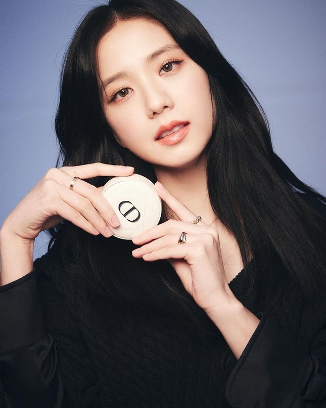 Giờ thì fan đã biết vì sao Jisoo (BLACKPINK) lại đeo chiếc nhẫn Cartier này nhiều đến thế ảnh 1