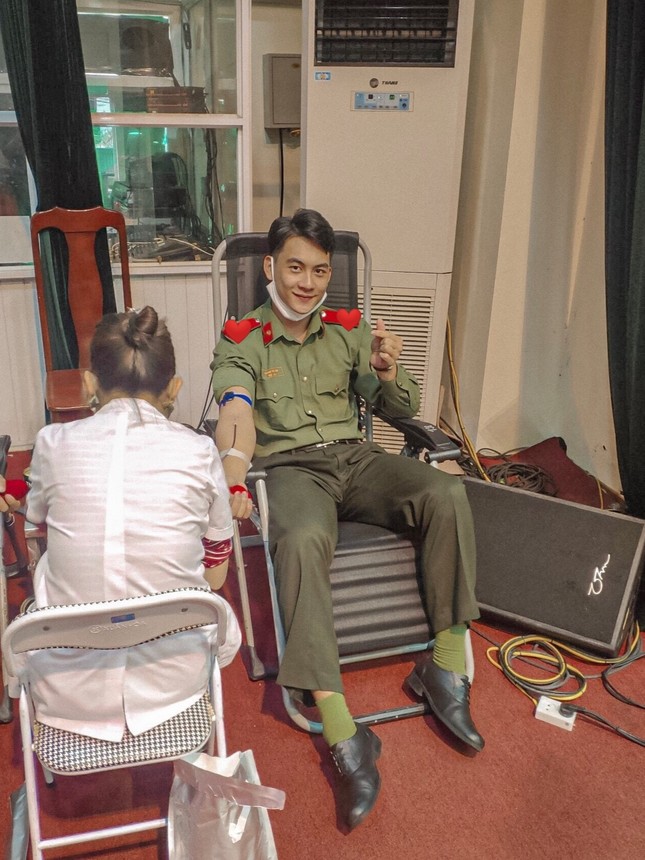 Anh cảnh vệ đẹp trai siêu cấp lại còn độc thân: “Act cool, đứng hình mất 5 giây" ảnh 4