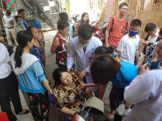 Toàn cảnh vụ cây phượng bật gốc đè vào người học sinh gây thương vong tại trường Bạch Đằng ảnh 7