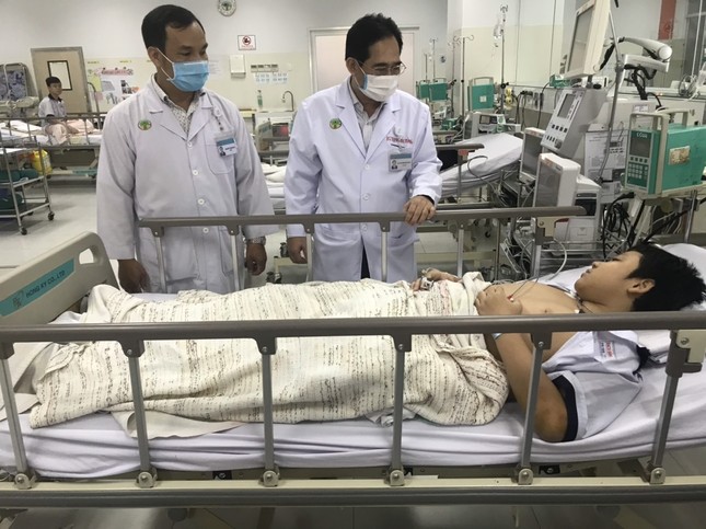 Toàn cảnh vụ cây phượng bật gốc đè vào người học sinh gây thương vong tại trường Bạch Đằng ảnh 6