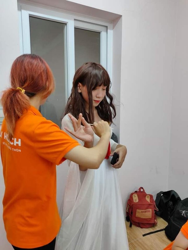 Chiếm sóng đêm Trung Thu, “Hằng Nga” HAU khiến các bạn nữ đồng thanh “Chị ơi, em yêu anh!“ ảnh 3