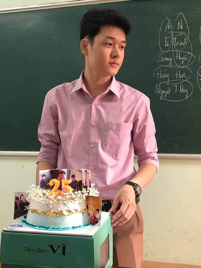 "Mỹ nam" bạn đang ngắm là một giáo viên dạy Toán, và quan trọng là còn ĐỘC THÂN! ảnh 1