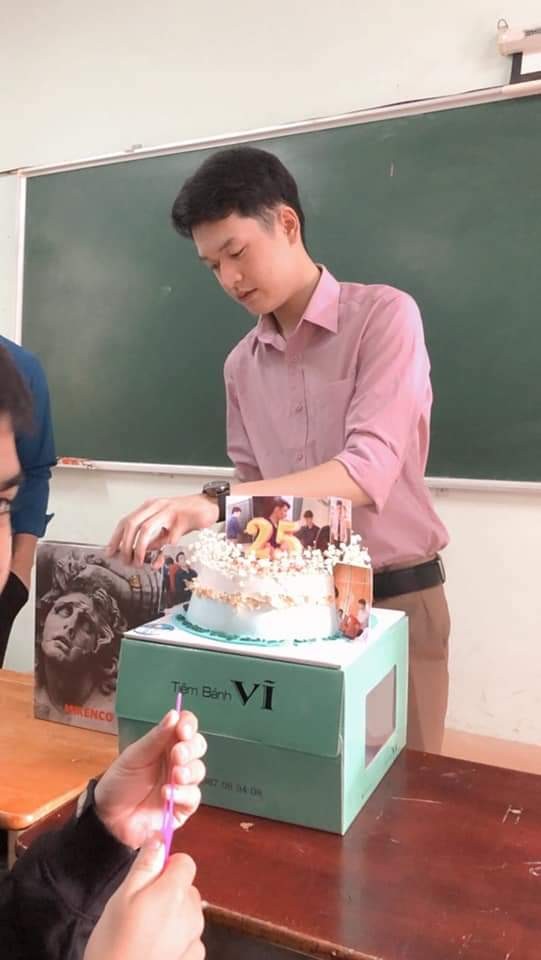 "Mỹ nam" bạn đang ngắm là một giáo viên dạy Toán, và quan trọng là còn ĐỘC THÂN! ảnh 3