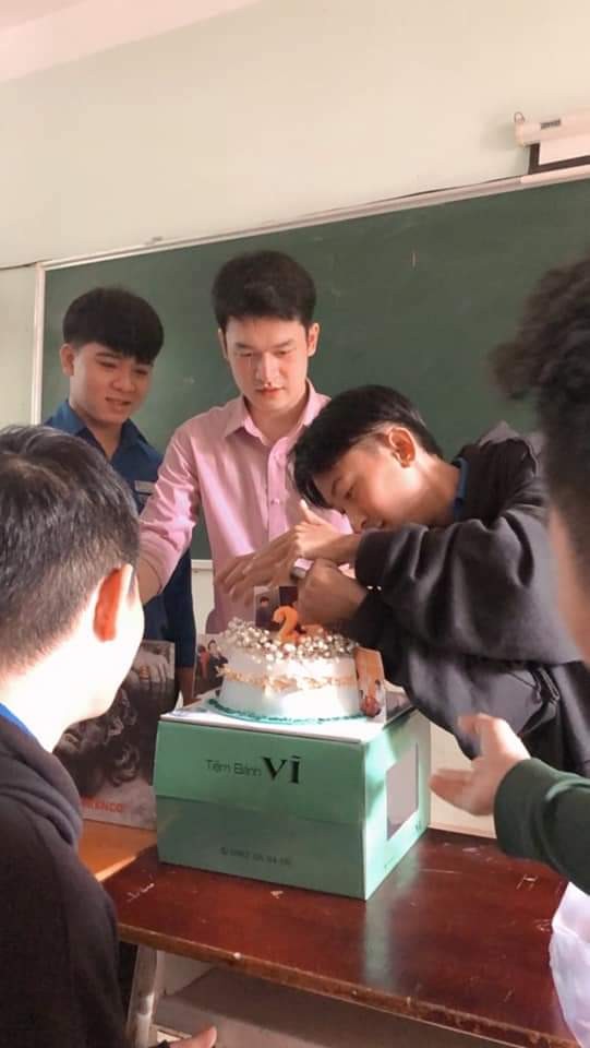 "Mỹ nam" bạn đang ngắm là một giáo viên dạy Toán, và quan trọng là còn ĐỘC THÂN! ảnh 2