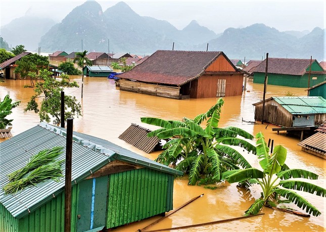 Xem xét dùng trực thăng bay vào cứu trợ người dân vùng lũ ảnh 1
