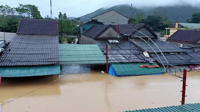 Di dời khẩn cấp người dân khỏi nơi nguy cơ sạt lở đất, lũ quét ảnh 1