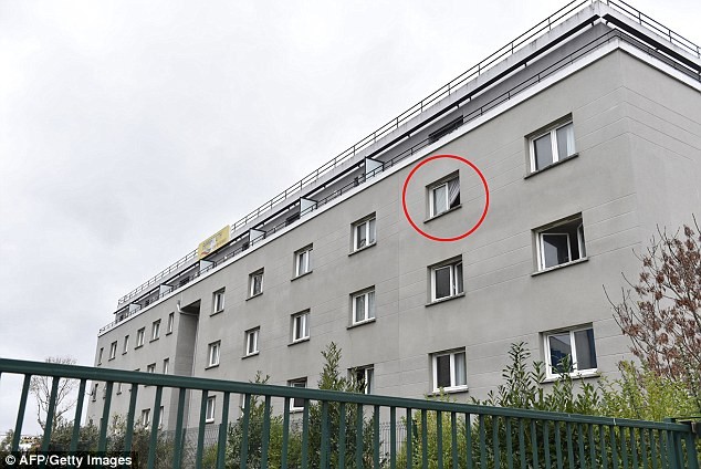 Vật dụng rợn người của nhóm khủng bố Paris ảnh 2