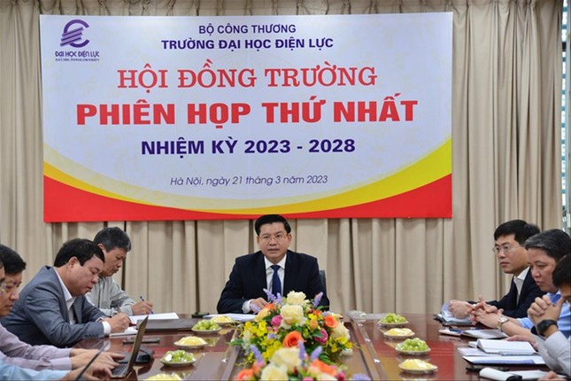Phân quyền trong trường đại học: Ai cao hơn ai? ảnh 1