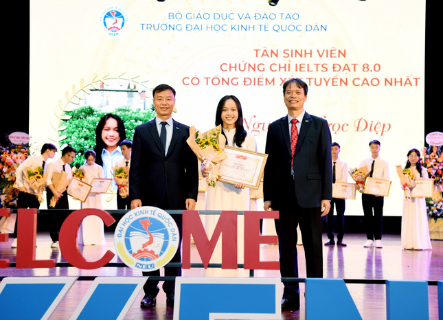 Choáng với thành tích của các tân sinh viên Trường ĐH Kinh tế Quốc dân ảnh 1