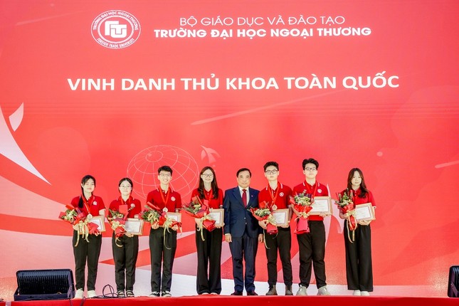 7 thủ khoa toàn quốc nhập học Trường Đại học Ngoại thương ảnh 1