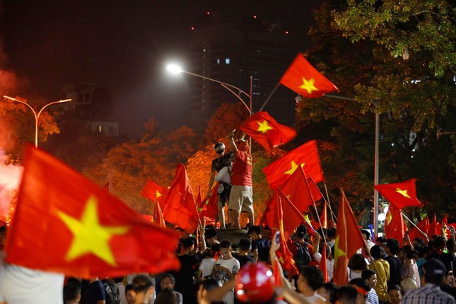 CĐV xuống đường ăn mừng chiến tích của Olympic Việt Nam ảnh 38