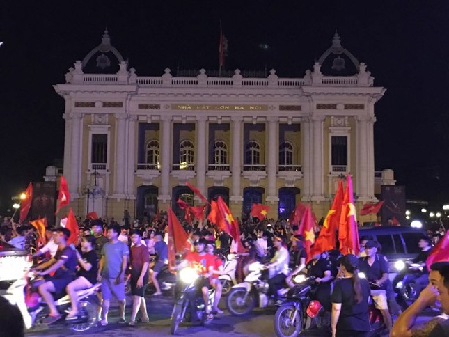 CĐV xuống đường ăn mừng chiến tích của Olympic Việt Nam ảnh 37