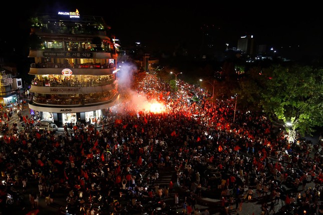 CĐV xuống đường ăn mừng chiến tích của Olympic Việt Nam ảnh 19