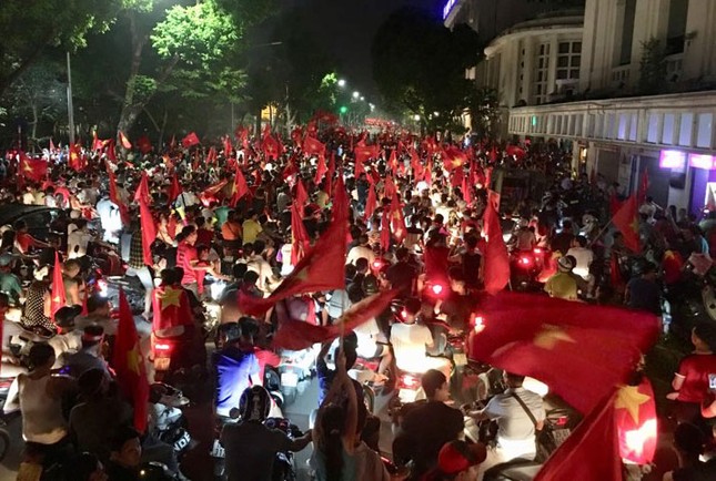 CĐV xuống đường ăn mừng chiến tích của Olympic Việt Nam ảnh 22