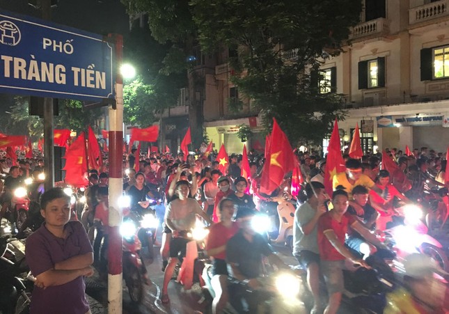 CĐV xuống đường ăn mừng chiến tích của Olympic Việt Nam ảnh 24