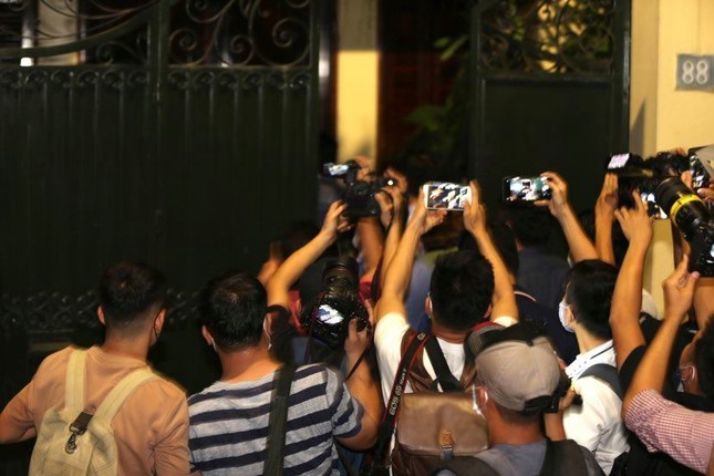 Khám xét nhà riêng, nơi làm việc của Chủ tịch Hà Nội Nguyễn Đức Chung ảnh 5