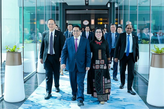 Thủ tướng và Phu nhân rời Singapore, lên đường thăm Brunei ảnh 1