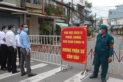 Phong tỏa khu vực bệnh nhân 595 cư trú, khoảng 900 nhân khẩu bị cách ly tại chỗ ảnh 4