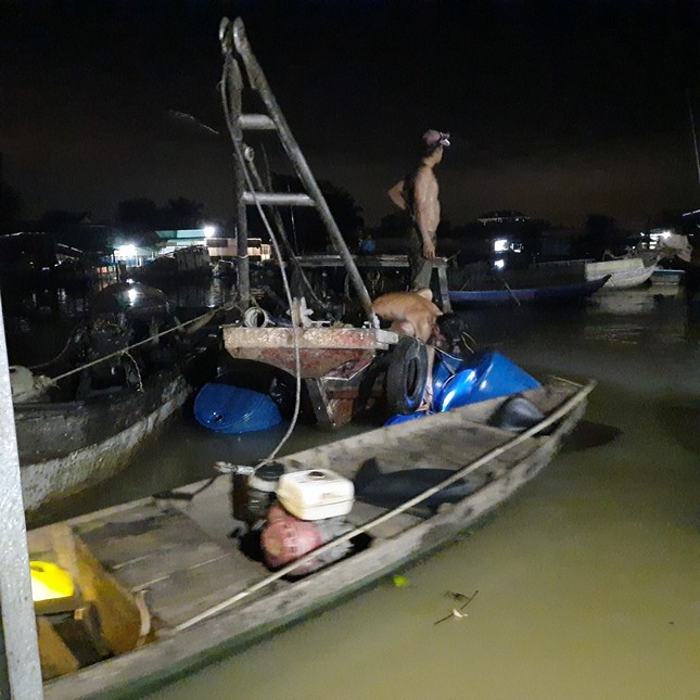 Nổ súng trấn áp 8 thuyền khai thác cát trái phép ảnh 1