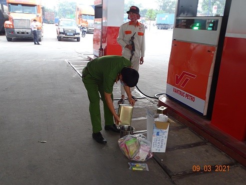 400 cảnh sát đồng loạt khám xét 10 cây xăng, bắt khẩn cấp giám đốc hệ thống xăng Vân Trúc ảnh 1