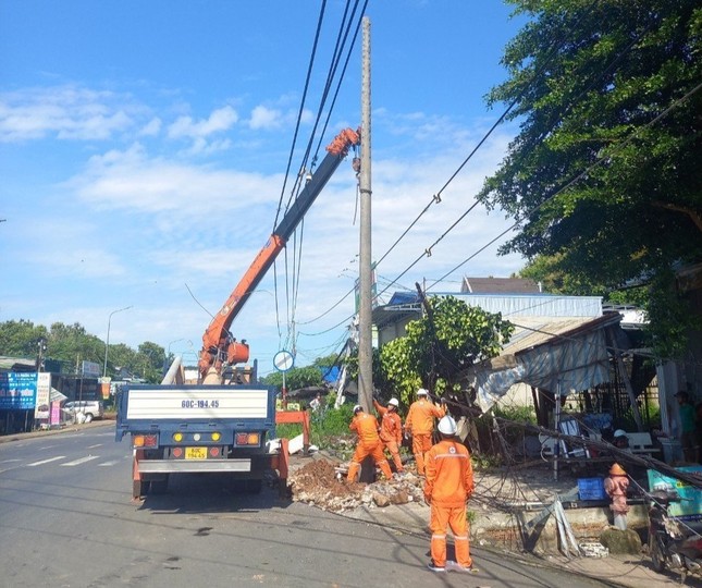 Xe khách tông gãy trụ điện, 650 hộ dân và khu công nghiệp mất điện ảnh 2