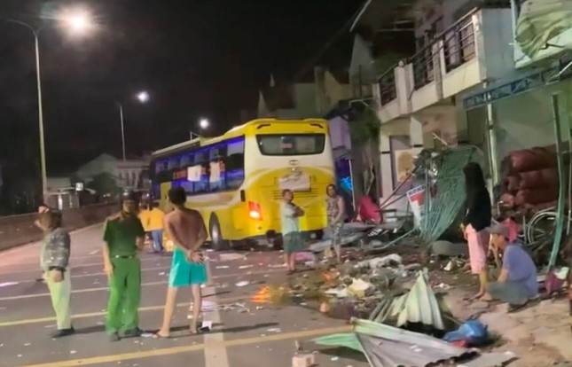 Cảnh tan hoang vụ xe khách tông 9 nhà dân lúc nửa đêm, hàng chục người hoảng loạn ảnh 2