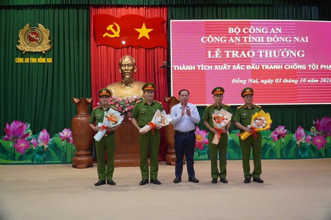 Khen thưởng lực lượng công an bắt giữ nghi can bắt cóc trẻ em ảnh 1