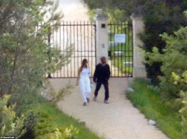 Nước mắt Kanye West đã được “lau bằng tình yêu mới” sau cuộc ly hôn với Kim Kardashian ảnh 3