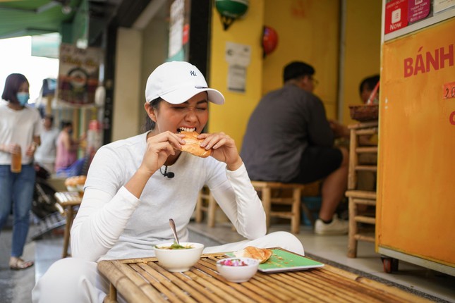 “Ăn sập” các tiệm bánh mì trứ danh ở Sài Gòn cùng Hoa hậu H'Hen Niê ảnh 2