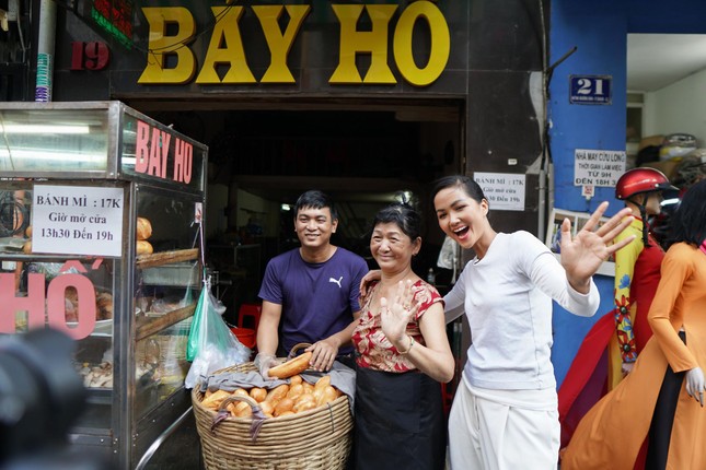 “Ăn sập” các tiệm bánh mì trứ danh ở Sài Gòn cùng Hoa hậu H'Hen Niê ảnh 3