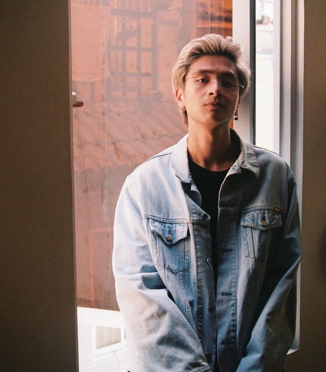 Loạt ảnh điển trai của rapper 16 Typh khiến fan nữ tiếc hùi hụi sau khi rời “Rap Việt“ ảnh 4