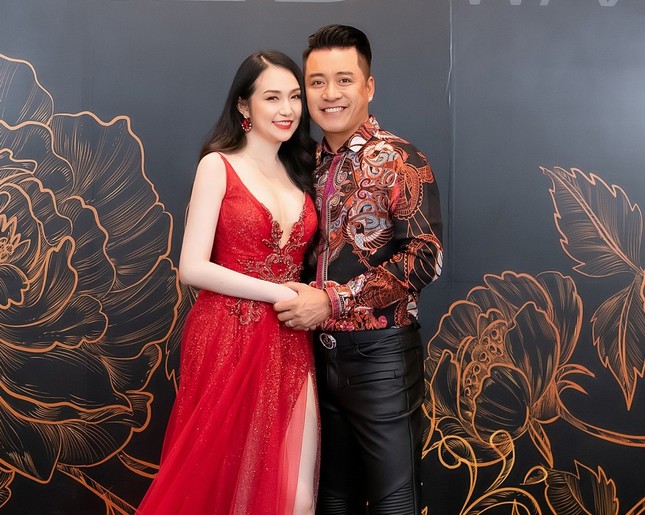 Vợ chồng ca sĩ Tuấn Hưng lần đầu cùng 3 thiên thần nhỏ xuất hiện trên sân khấu ảnh 1