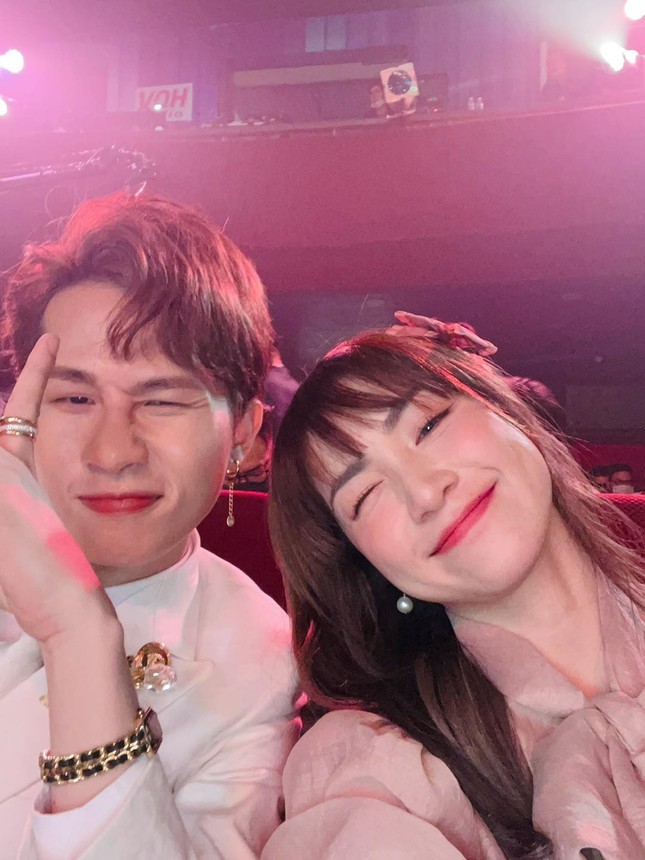 Hòa Minzy đăng ảnh cùng Jack, khẳng định ở lại đến hết lễ trao giải Làn Sóng Xanh ảnh 2