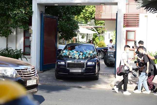 Đám cưới của Primmy Trương - Phan Thành: Đưa đón bằng siêu xe, phù dâu là Hoa hậu ảnh 2