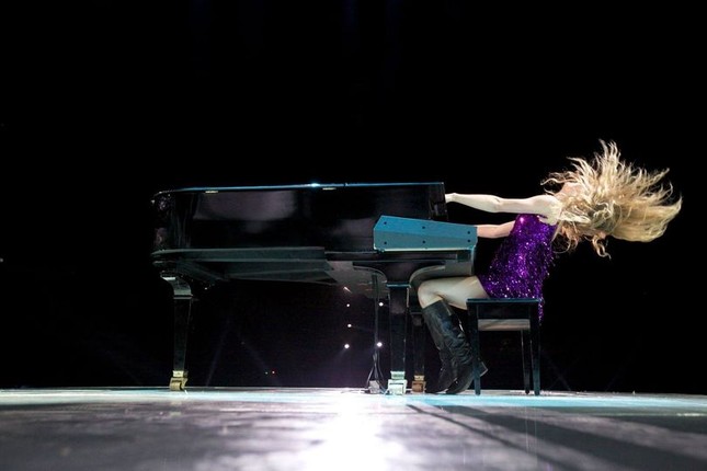 Đố các fan của Taylor Swift tìm ra điểm khác biệt giữa “Love Story” bản cũ và bản vừa phát hành ảnh 2