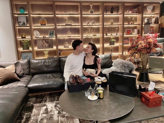 Sao Việt thi nhau khoe quà 8/3: Từ dây chuyền tiền tỉ đến quà tinh thần tự tay trang trí ảnh 9