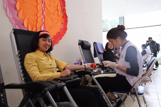 Nhà tài trợ chính tặng quà và kêu gọi nhân viên hiến máu ảnh 2