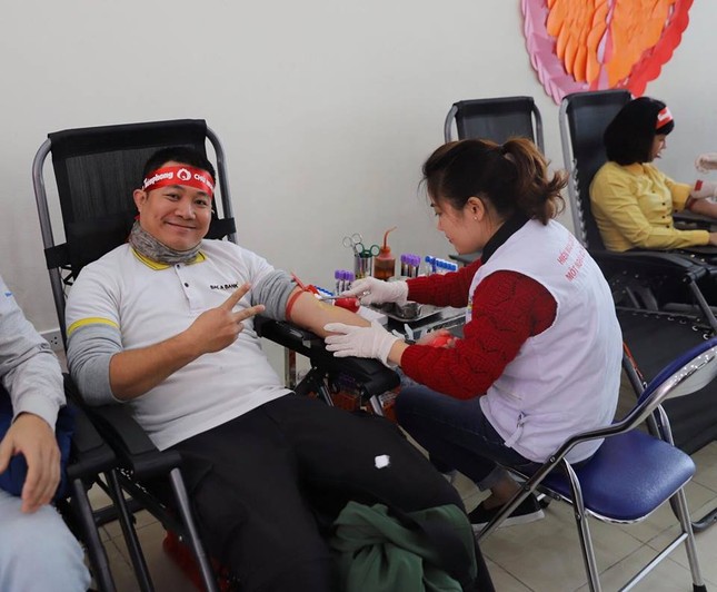 Nhà tài trợ chính tặng quà và kêu gọi nhân viên hiến máu ảnh 3
