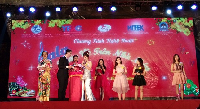 Sinh viên mang hương Tết đến với thanh niên công nhân ảnh 2