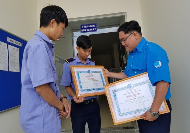 Tặng bằng khen cho hai thanh niên cứu nạn nhân vụ cháy chung cư ảnh 1