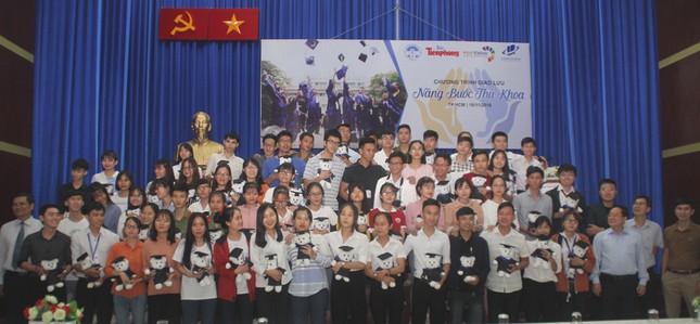 Vinh danh 65 thủ khoa vượt khó, xây dựng tương lai ảnh 14